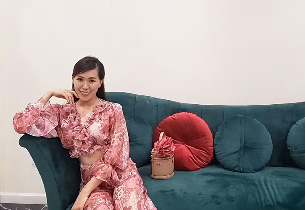 Bà mẹ hai con khiến không ít người ngưỡng mộ bởi nhan sắc và vóc dáng thon gọn, xinh đẹp.