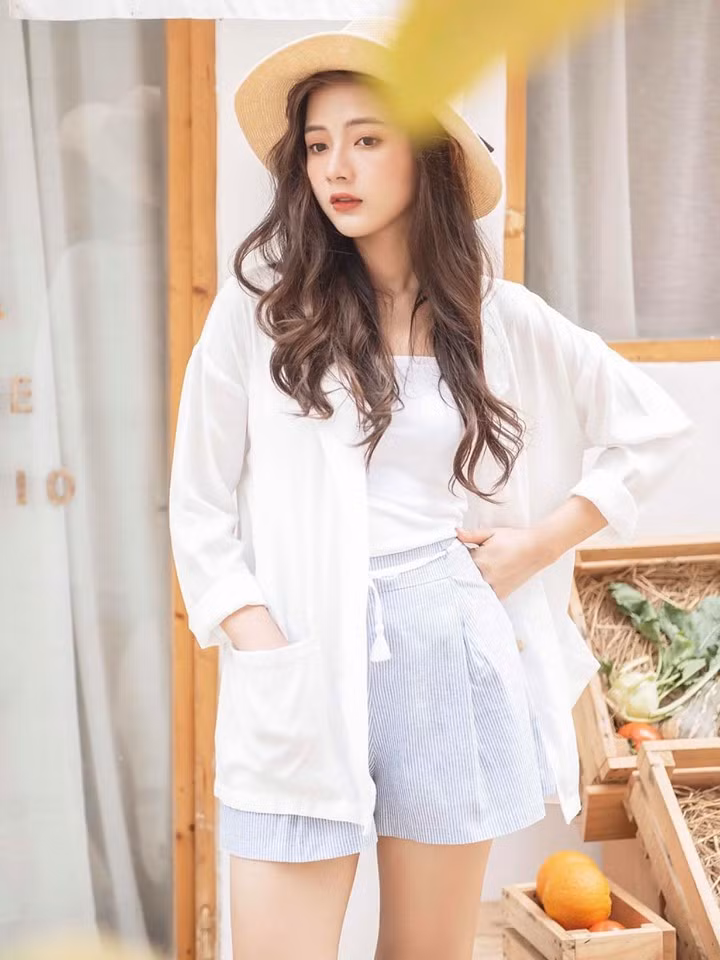 Từ một cô sinh viên ĐH Hutech bình thường, Lan Hương được mời làm mẫu chụp lookbook, bén duyên với web drama, trở thành diễn viên trẻ.