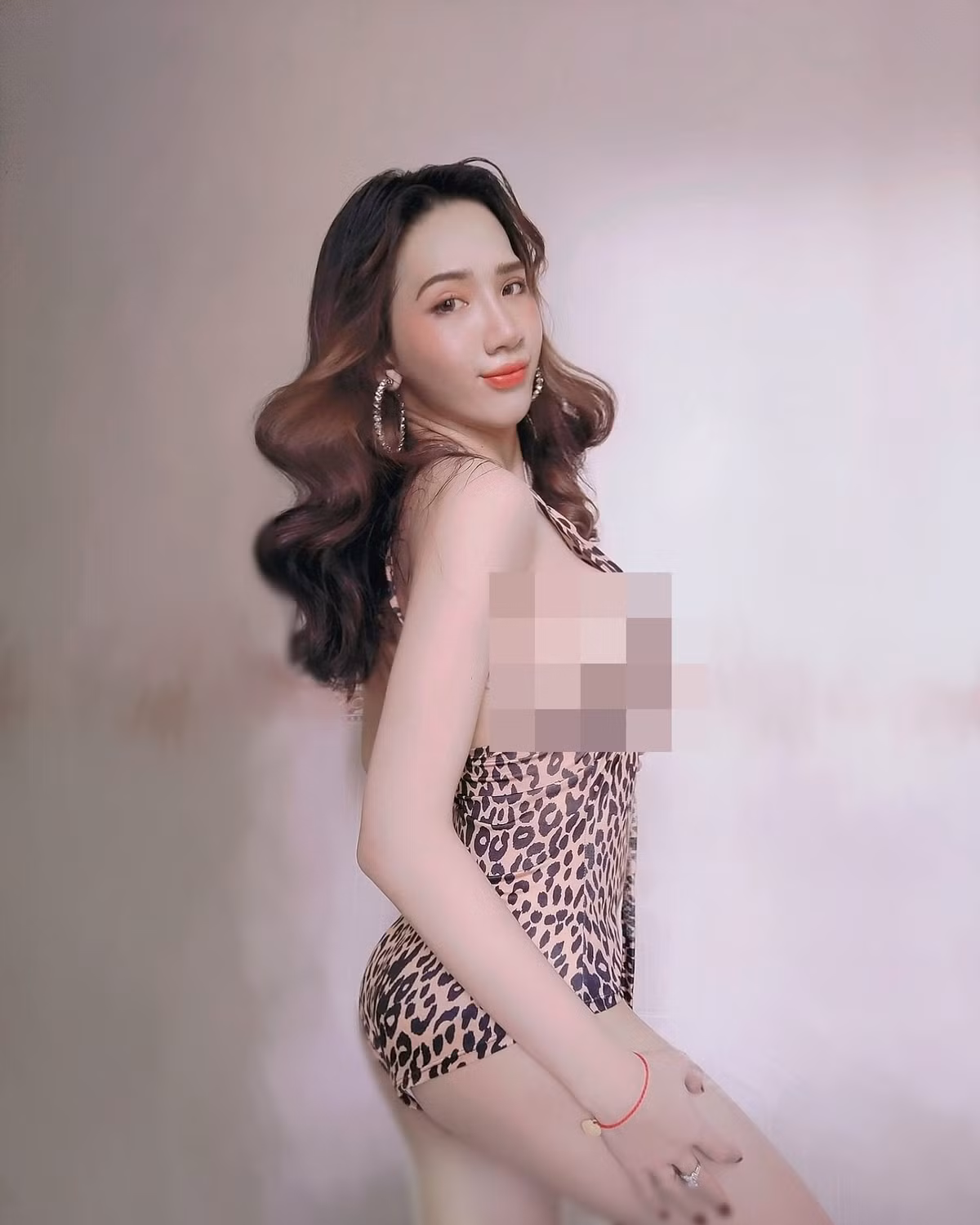 Hot girl chuyển giới Minh Anh ngày càng táo bạo hơn trong cách ăn mặc từ sau khi ly hôn. Cô nàng luôn lựa chọn bikini gợi cảm để tôn lên thân hình mảnh mai của mình.