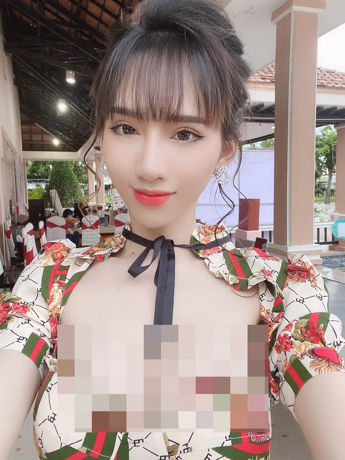 Minh Anh ghi điểm với người đối diện bởi phong cách gợi cảm.