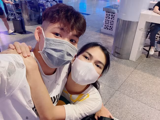 Sau khi chia tay trung vệ Lê Thành Phong, người mẫu/diễn viên Lê Ngọc Trinh tiếp tục yêu một cầu thủ trẻ khác của bóng đá Việt Nam là Liễu Quang Vinh. Cầu thủ này trưởng thành từ lò PVF.