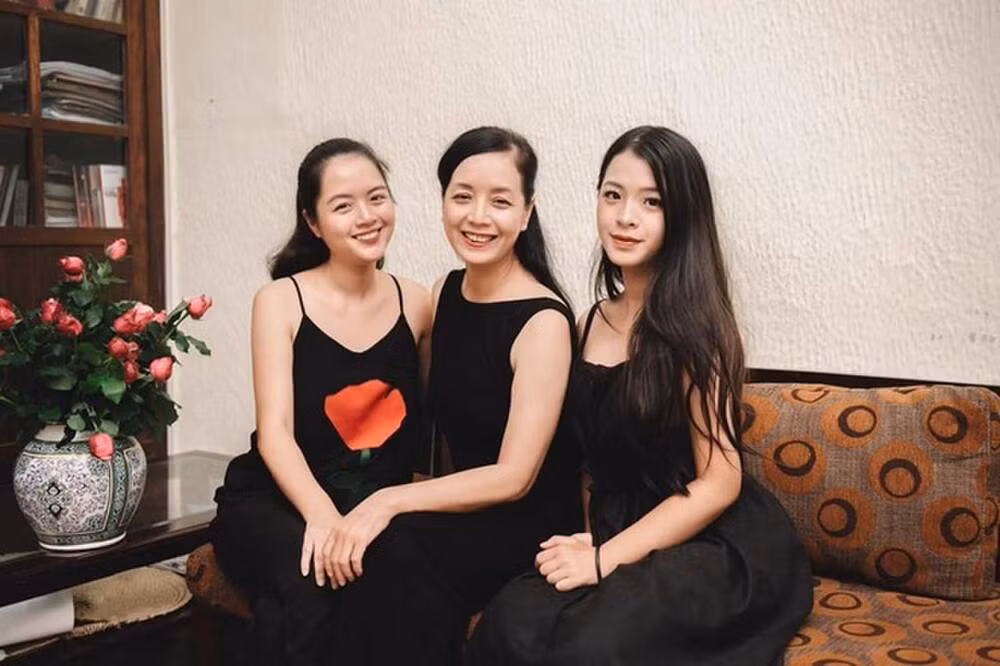 Đỗ Hồng Khanh được biết đến là cô con gái út của nghệ sĩ Chiều Xuân và nhạc sĩ Đỗ Hồng Quân. Trong khi cô chị kín tiếng và đã xây dựng gia đình thì cô em lại rất nổi bật khi thường xuyên xuất hiện trước truyền thông cùng mẹ.