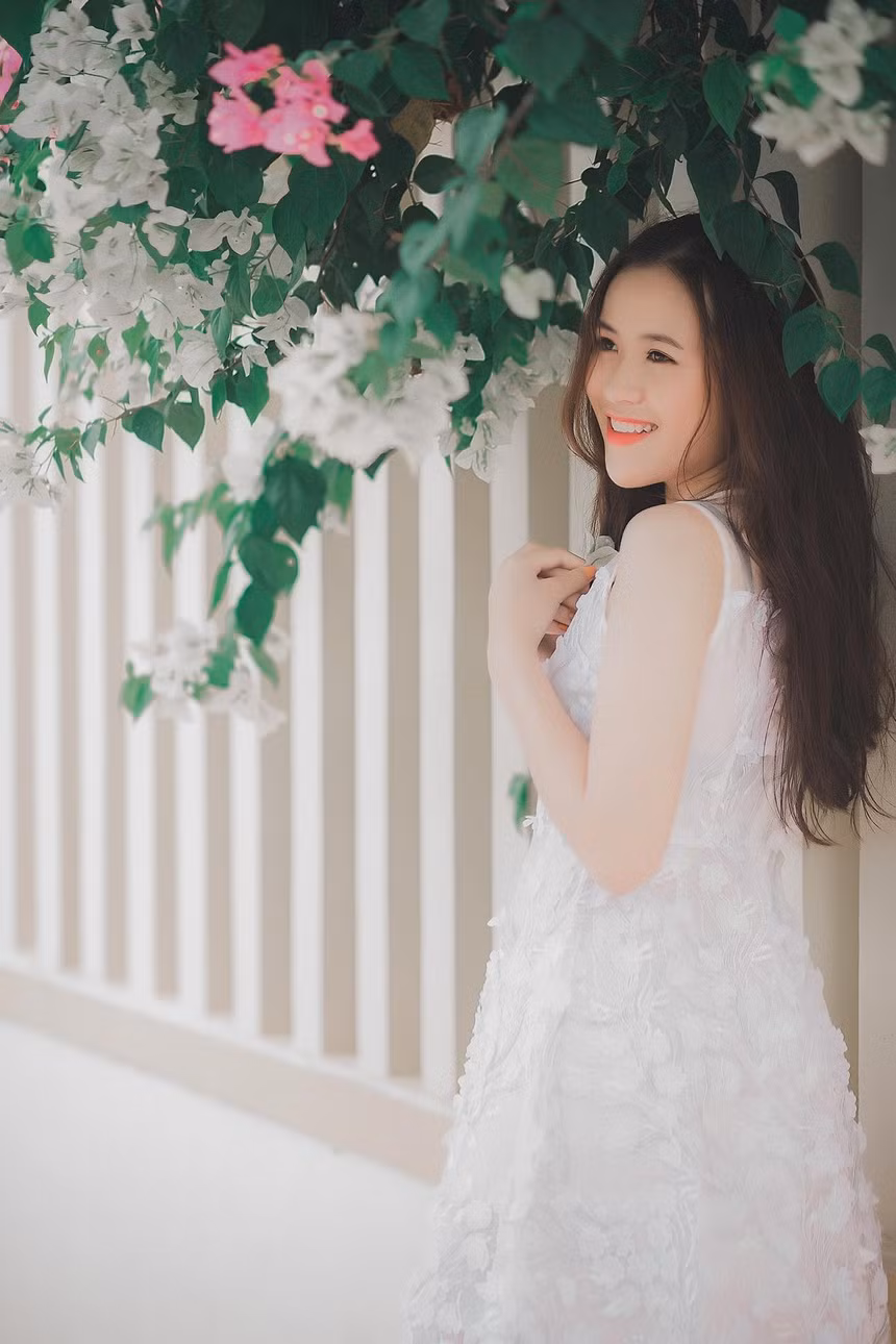 Nhờ sở hữu vẻ đẹp ngọt ngào nên 9X thường được gọi là "cô giáo hot girl”, “cô giáo mầm non xinh đẹp”...