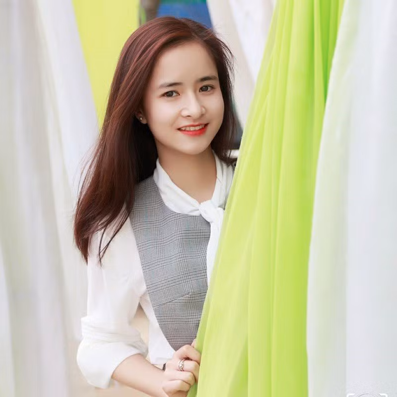 Dù bị chụp lén, cô giáo 9X vẫn nhận được nhiều lời khen là có vóc dáng nhỏ nhắn, gương mặt trẻ trung, xinh đẹp dễ bị nhầm là học sinh.