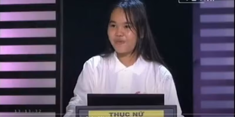 Nếu ai từng theo dõi Đường Lên Đỉnh Olympia năm thứ 14 sẽ nhớ ngay đến cô thí sinh Nguyễn Thục Nữ đến từ Quảng Nam. Cô gái này từng gây ấn tượng với vòng thi tuần khi đạt được số điểm 225 ở vị trí thứ hai và góp mặt tham gia vào vòng thi tháng.