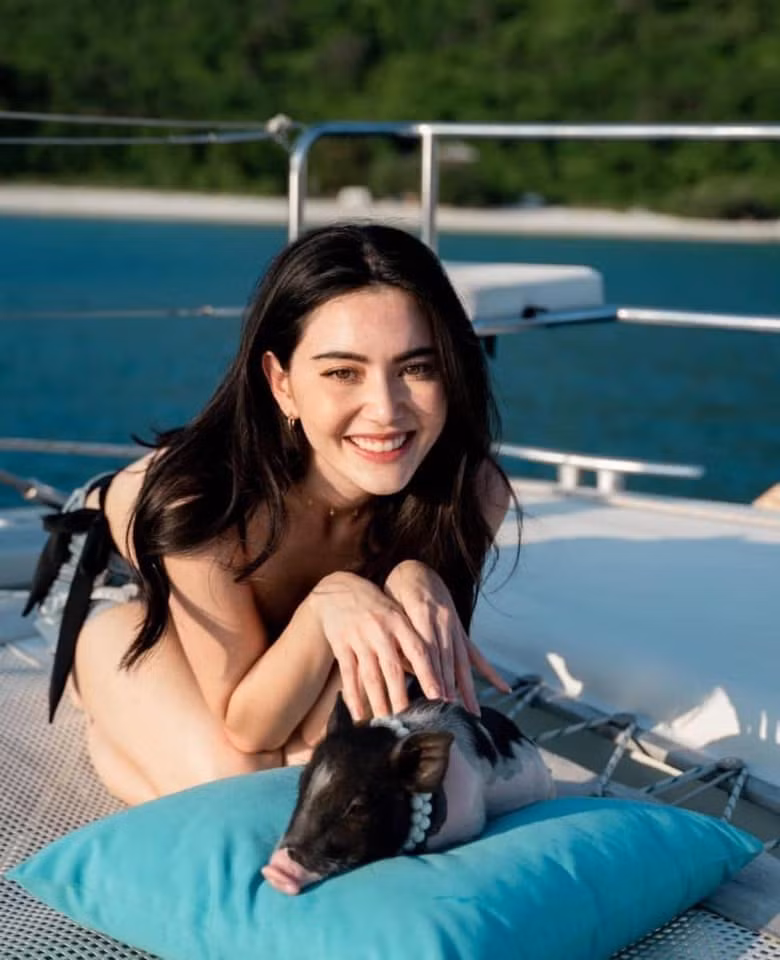 Mỹ nhân Thái Lan Mai Davika tên thật là Davika Hoorne, sinh năm 1992, mang hai dòng máu Thái Lan và Bỉ. Khi còn ngồi trên ghế nhà trường, nhờ nhan sắc nổi bật, Mai đã được mời chụp hình tạp chí và trình diễn thời trang.