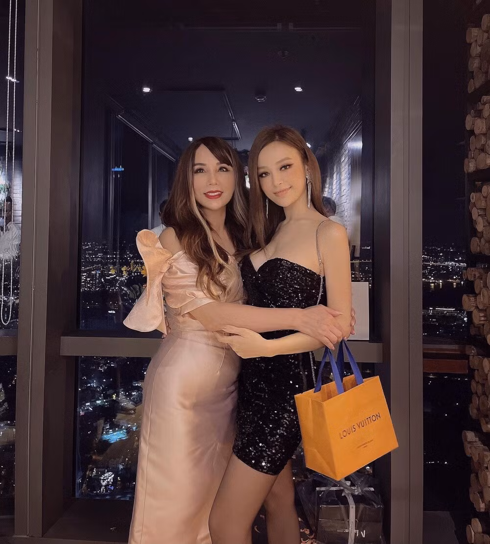 Trong ảnh, nàng hot girl diện chiếc váy đen cúp ngực, ngắn trên đầu gối. Trong khi mẹ chồng cô "lấn át" cả con dâu bằng chiếc đầm màu nude bó sát.