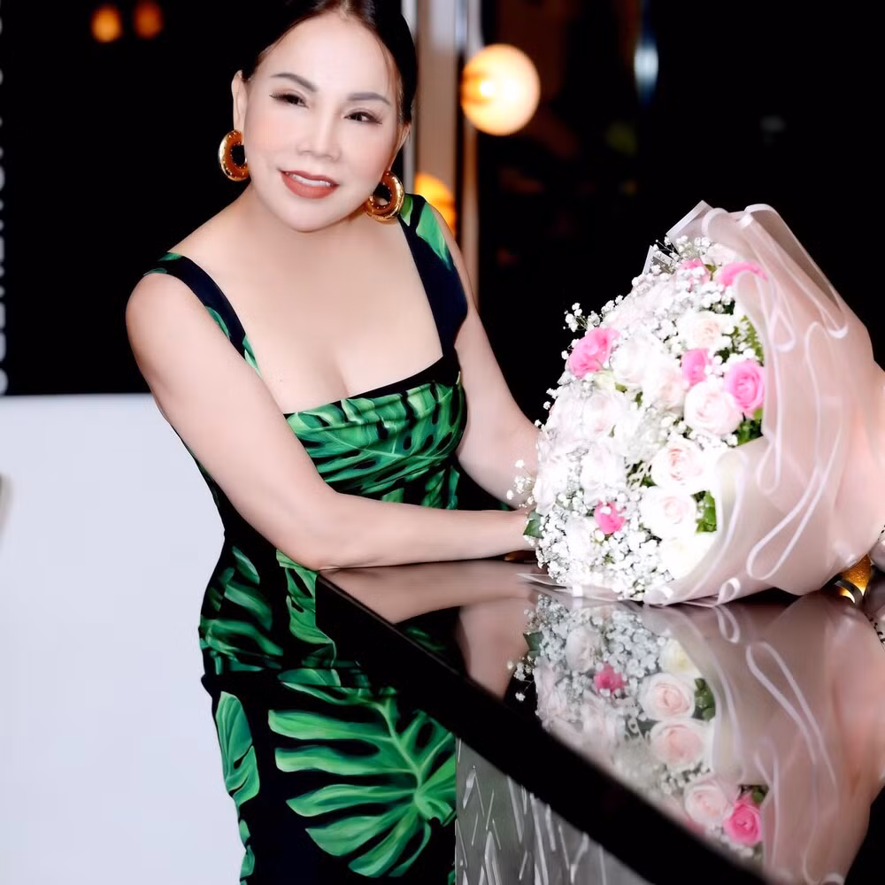 Dù hơn tuổi con dâu nhưng mẹ chồng cũng sành điệu không kém gì cô nàng hot girl Hà thành.