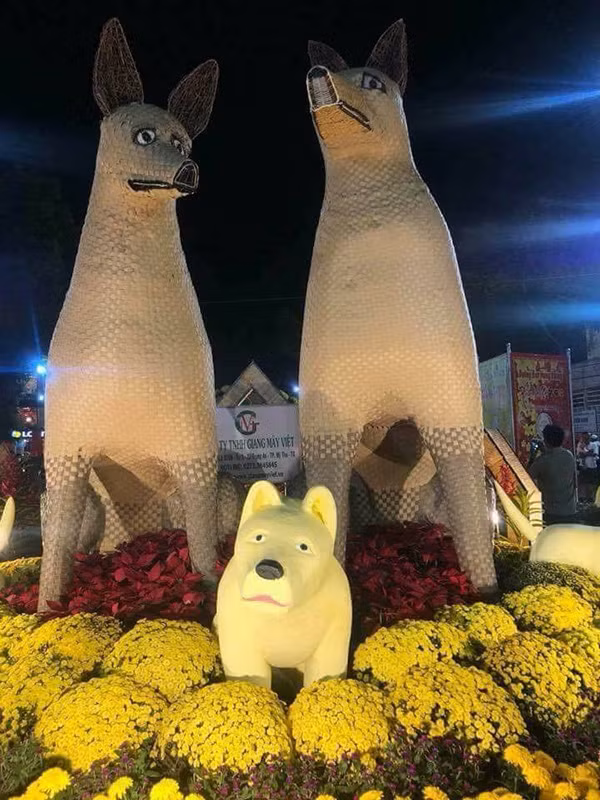 Nếu năm 2017, cư dân mạng phát sốt vì sự xuất hiện của mô hình rồng Pikalong tại Hải Phòng thì tết năm 2018, chú cún mặt ngơ này lại là mô soán ngôi.