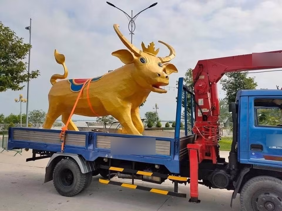 Chú trâu được sơn phết màu vàng lóng lánh nhưng điều khiến nhiều người chú ý chính là biểu cảm trên gương mặt của linh vật năm Tân Sửu. Với đôi mắt tròn xoe cùng biểu cảm hốt hoảng, chú trâu này trở thành đề tài bàn tán không ngớt của nhiều người.