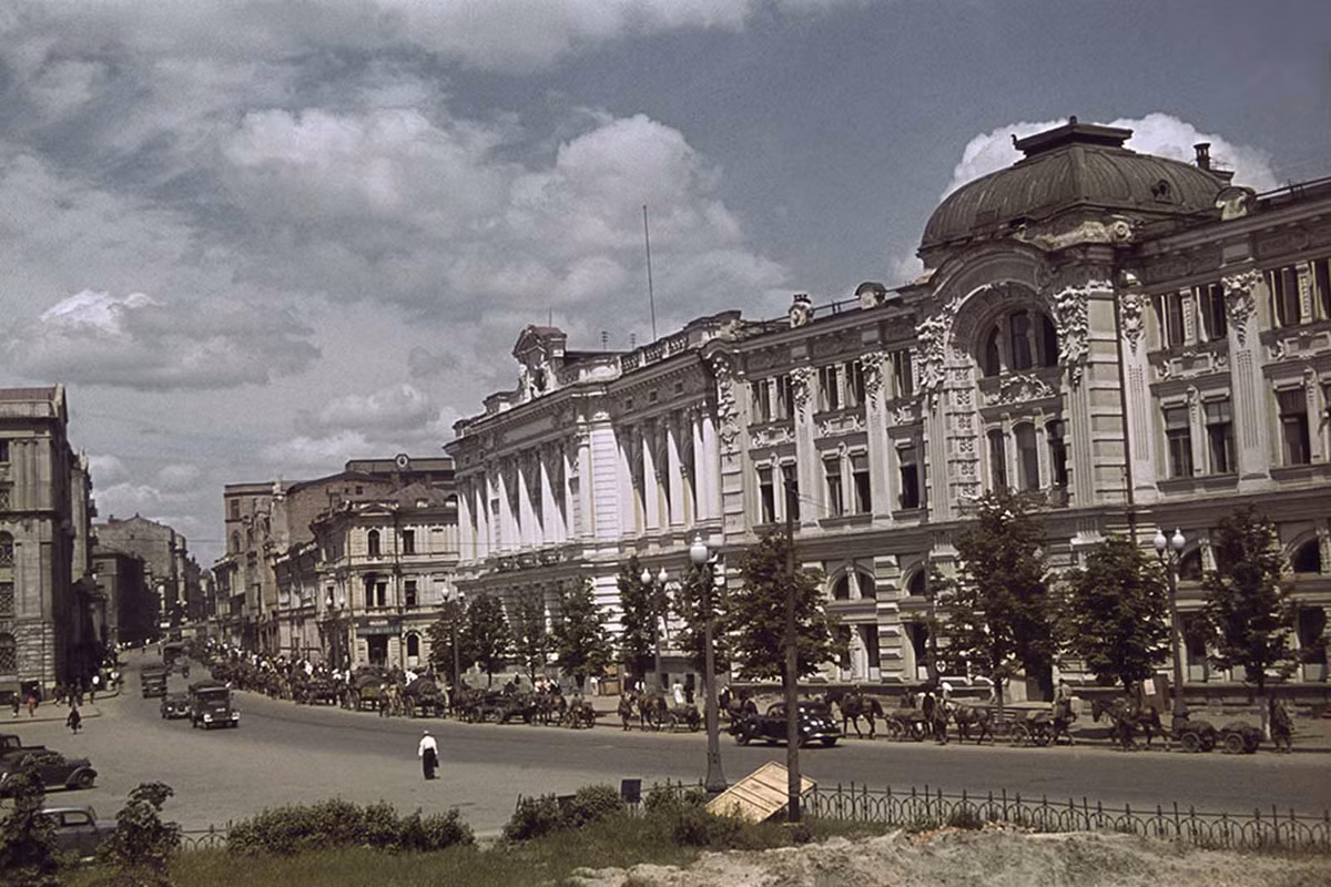 Đây là quang cảnh đường phố trung tâm ở thành phố Kharkov thuộc nước Cộng hoà Xã hội Chủ nghĩa Xô viết Ukraine thuộc Liên Xô hồi năm 1941. Bức ảnh này chụp thành phố Kharkov trong Thế chiến II, đúng vào thời kỳ bị phát xít Đức chiếm đóng.