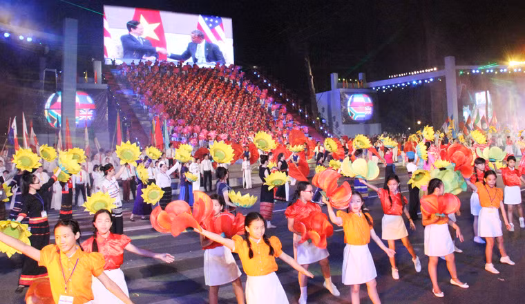 Toan canh chuong trình nghẹ thuạt hoanh trang mung ngay 30/4-Hinh-19