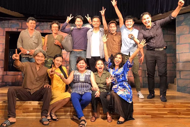 Nhờ lối diễn xuất duyên dáng, dí dỏm, Xuân Nghị là diễn viên được yêu thích ở sân khấu kịch Hồng Vân. Ngoài ra, nhờ chất giọng đặc biệt, anh còn tham gia lồng tiếng nhiều phim như "Xì trum", "Cars 3". Ảnh: FBNV
