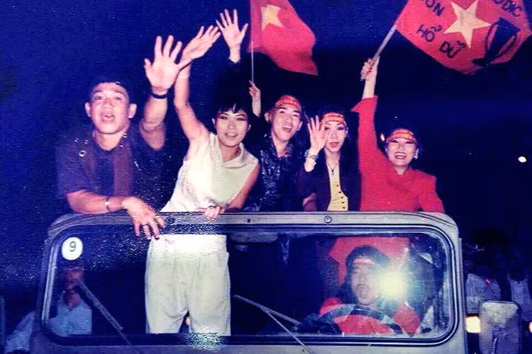 Năm 1995, Phương Thanh từng xuống đường ăn mừng đội tuyển bóng đá Việt Nam đạt huy chương bạc tại Đại hội Thể thao Đông Nam Á. Ảnh: FBNV