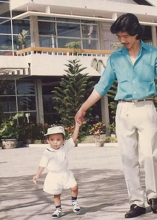 Bạch Công Khanh chúc mừng ngày của Ba: “Con chúc ba của con cùng những người cha trên toàn thế giới luôn mạnh khỏe và bình an trong cuộc sống! Cầu mong ba mẹ sống đời với con".