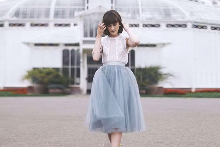 Bạn có thể phối váy tutu với hầu như mọi kiểu áo, áo thun và áo sơ mi, croptop để đi học hay đi làm, áo camisole hay áo kiểu cầu kỳ để đi tiệc. Váy tutu có thể hợp với cả giày cao gót và giày thể thao hay giày sandal nữa đó.
