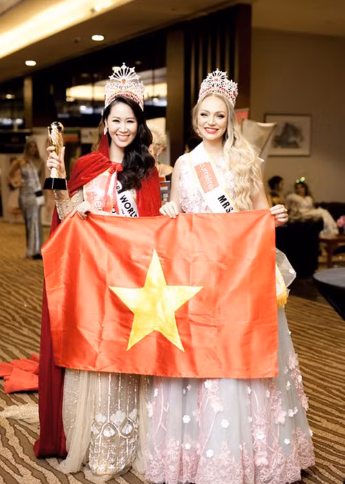 Duong Thuy Linh dang quang Mrs Worldwide 2018