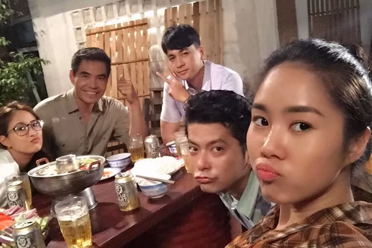 Phim quy tụ dàn diễn viên thực lực và đồng đều. Trong khi Hồng Vân, Hoàng Anh, Lê Phương, Trung Dũng đã có nhiều kinh nghiệm diễn xuất Thúy Ngân, Phương Hằng lại là diễn viên trẻ tài năng.