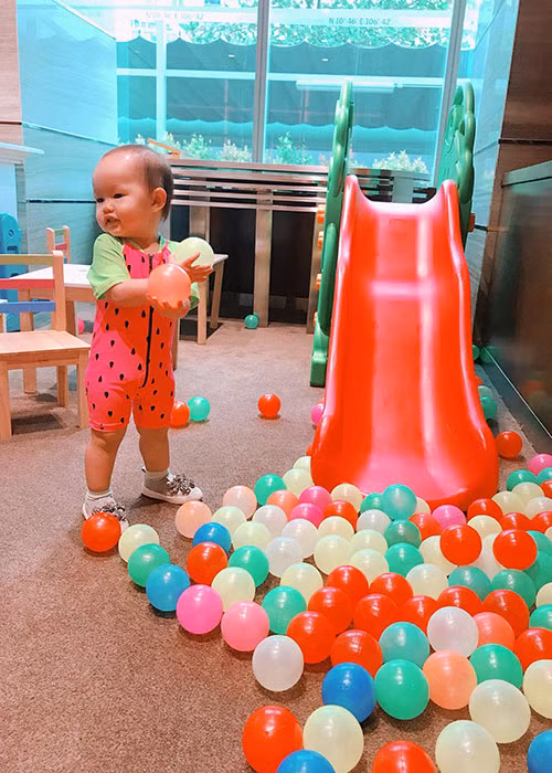 Con gái của Phan Như Thảo được nhận xét giống bố như tạc. Tuy nhiên, cô cũng có nhiều nét giống mẹ.