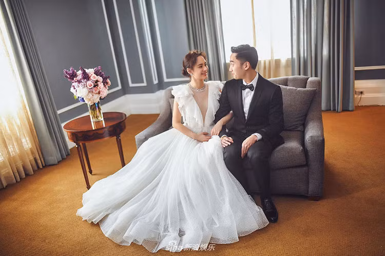 Hình ảnh Chung Hân Đồng mặc váy cưới, rạng rỡ trong ngày trọng đại.
