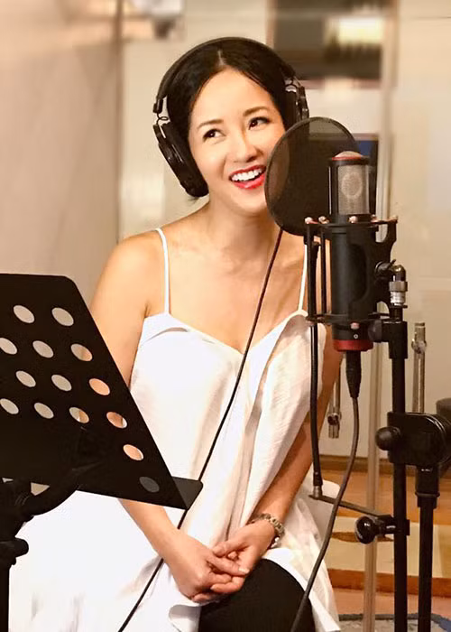 "Cô Bống" Hồng Nhung khoe vai trần gợi cảm với váy hai dây trong một buổi thu âm.