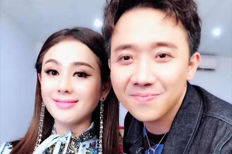 Lâm Khánh Chi hội ngộ Trấn Thành tại một gameshow.