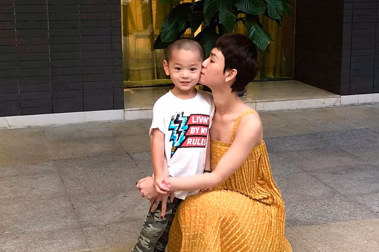 Trà My lỡ tay cắt tóc con trai quá ngắn.