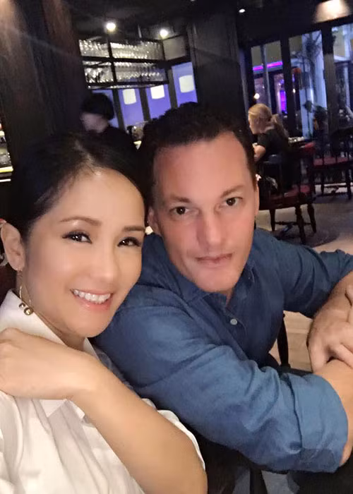 Đều là người kín tiếng, vợ chồng Hồng Nhung không bày tỏ tình cảm quá phô phương. Ảnh: FBNV