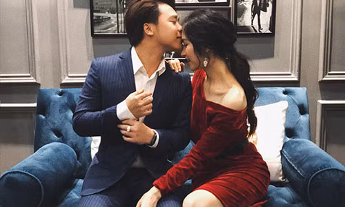 Hòa Minzy bên bạn trai. Ảnh: FBNV
