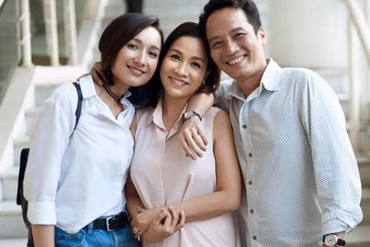Diva Mỹ Linh nổi tiếng là người mẹ kế hết lòng yêu thương con riêng của chồng - Anna Trương.