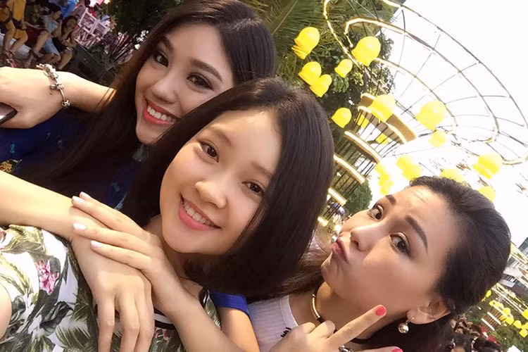 Khánh Linh rất thân thiết với hai chị gái. Ảnh: FBNV
