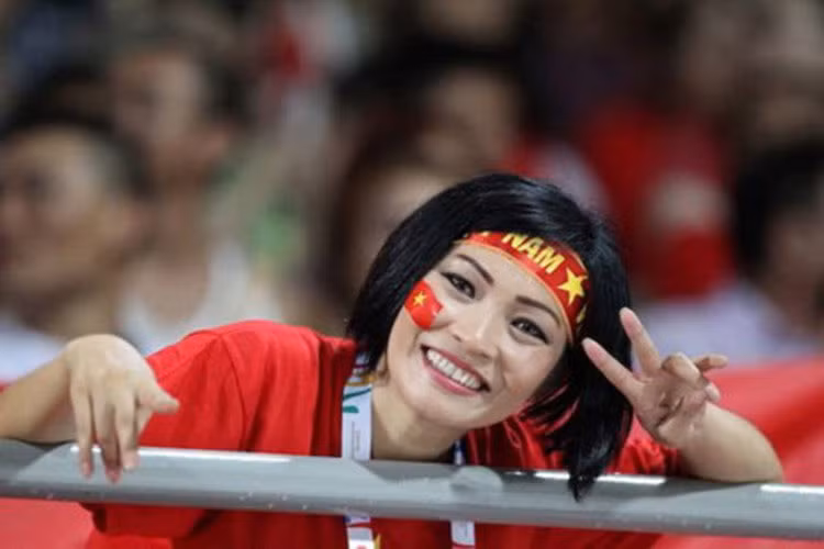 Vì tình yêu với bóng đá, mỗi khi đội tuyển Việt Nam thi đấu Sea Games hay Tiger Cup, nữ ca sĩ thường xuyên thu xếp công việc để theo sau ủng hộ. Ảnh: VTC