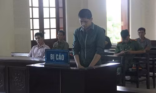 Lô Thái Hợp luôn cúi đầu trong phiên xét xử sáng 26-6-2018.