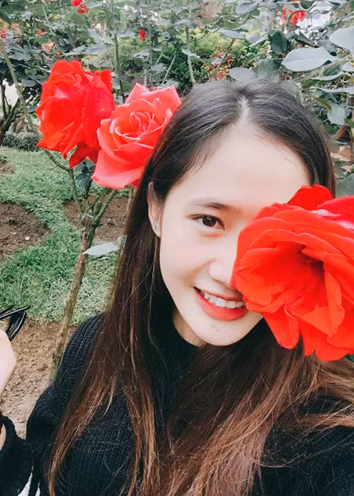 Thu Chiêu cao 1m72, có số đo 3 vòng 82-59-94 cùng gương mặt xinh đẹp.