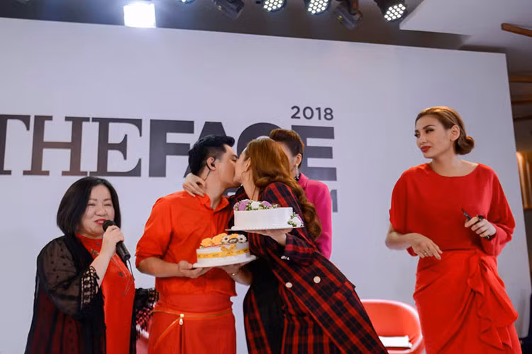 Minh Hằng còn phấn khích hôn má Nam Trung trên trường quay.