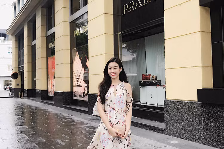 Đỗ Mỹ Linh tung tăng dạo phố Hà Nội.
