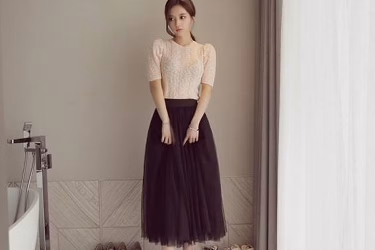 Dẫu vậy, chỉ trong thời gian ngắn, chiếc váy công chúa có phần “bánh bèo” này đã chinh phục không chỉ trẻ em Việt mà còn cả những cô nàng đã lớn yêu thời trang.