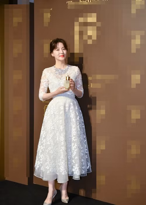 Cũng tại sự kiện, Lee Young Ae còn chọn mặc chiếc váy ren thanh lịch. Ảnh: hankyung
