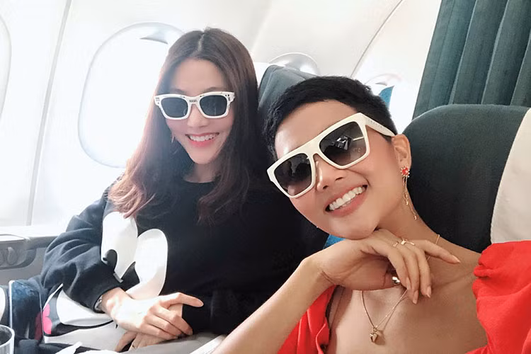 Diễm My 9x khen H’hen Niê đáng yêu. “Ngồi kế nàng trong một chuyến bay luyên thuyên mãi nên thấy chuyến bay không dài”, Diễm My chia sẻ.