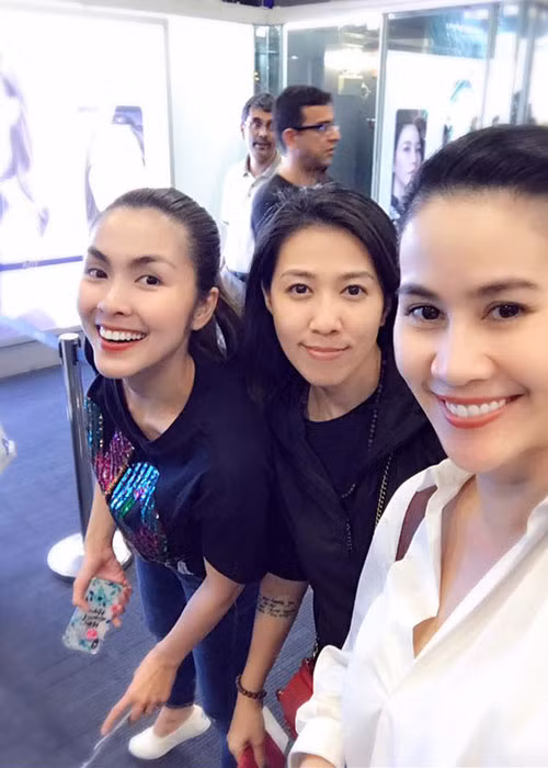 Thân Thúy Hà chia sẻ hình ảnh bên Tăng Thanh Hà và vợ của Phạm Anh Khoa.