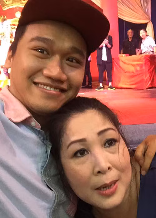 Xuân Nghị sinh năm 1990. Sau khi thi trượt Đại học Sân khấu điện ảnh, anh theo học lớp diễn viên ở sân khấu kịch Hồng Vân. Học xong, Xuân Nghị được Hồng Vân giữ lại ở sân khấu. Ảnh: FBNV