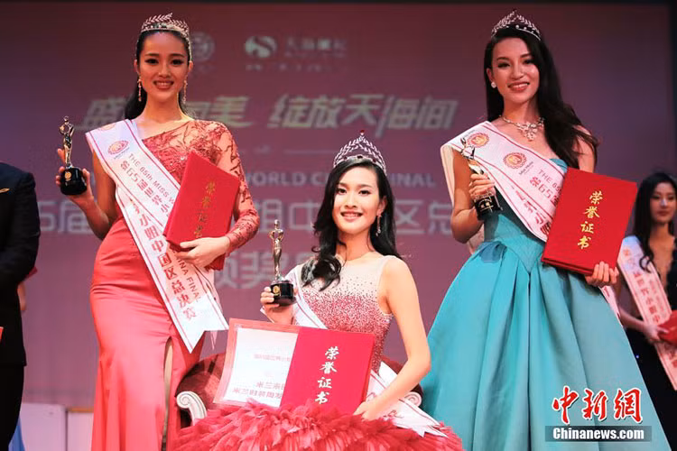 Hình ảnh top 3 cuộc thi Hoa hậu Thế giới Trung Quốc ở mùa giải bỏ thi áo tắm. Ảnh: Chinanews