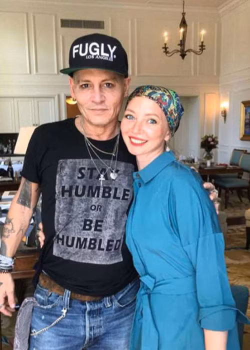 Johnny Depp trông tiều tụy, già nua ở tuổi 55 bên fans tại Đức. Ảnh: DM