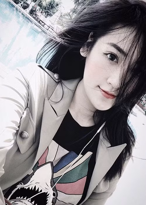Nàng á hậu 9x đẹp rạng rỡ ngoài đời dù không cần váy áo lộng lẫy. Ảnh: FBNV