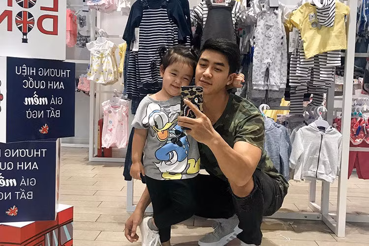 Con gái của nam người mẫu 8x càng lớn càng đáng yêu và rất quấn bố.