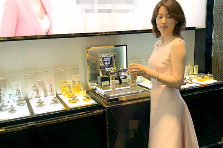 Chọn mặc một bộ đầm khác tại sự kiện, Lee Young Ae khoe vẻ nữ tính, trẻ trung. Ảnh: HK