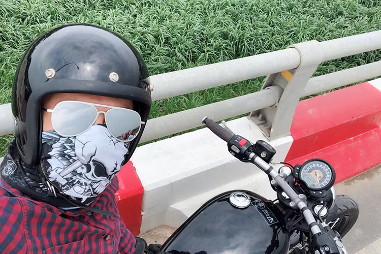 Hồng Đăng chia sẻ về chiếc xe mô tô phân khối lớn của mình: “Tưởng em nó chỉ biết ưỡn ẹo chảnh chọe nơi phồn hoa thôi. Ai ngờ về quê em cũng cho anh nhiều cảm xúc phết. 1 cảm giác vừa đủ cho 1 kẻ thích ngó nghiêng trên những cung đường”.