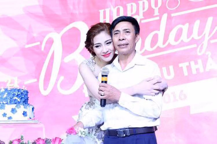 Đặng Thu Thảo chia sẻ: “Mừng ngày của bố. Nói ngày của bố vậy thôi chứ 365 ngày thì ngày nào cũng là ngày của bố mẹ. Con gái nhỏ sắp theo chồng rồi. Mong bố mẹ luôn vui khỏe và hạnh phúc”.