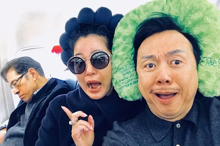 Hot Face sao Việt 24h: Thúy Nga - Chí Tài chụp ảnh dìm hàng MC Nguyễn Ngọc Ngạn ngủ gật lúc máy bay chưa cất cánh.