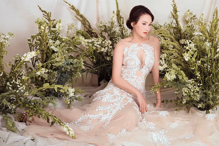 Trước chuyến công tác, Bảo Thanh gửi đến người hâm mộ bộ ảnh mới. Trong bộ ảnh, diện váy xuyên thấu, nữ diễn viên gợi cảm hút mọi ánh nhìn.